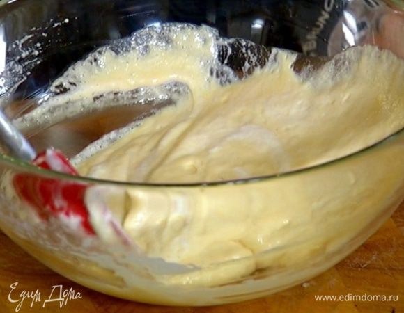 В тесто порциями вмешать лопаткой взбитые белки.