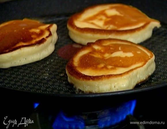 Разогреть в сковороде оливковое масло и испечь оладьи.