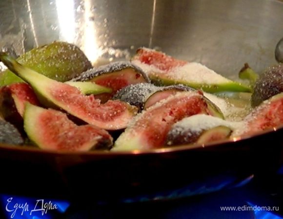 Приготовить соус: в небольшой сковороде разогреть сливочное масло, выложить кусочки инжира, добавить сахар и прогревать на медленном огне. Когда сахар полностью растворится, влить алкоголь, дать ему слегка выпариться и снять с огня.