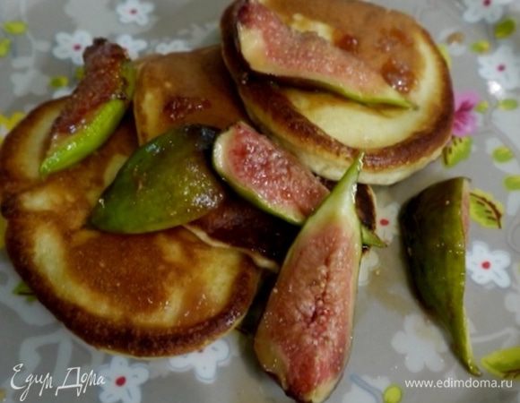 Готовые оладьи полить соусом из инжира.