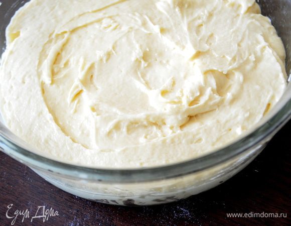 Высокую форму для выпечки 20 см (я взяла стеклянную, можно силикон, НО не разъемную!!! - это важно) смазать маслом и на дно выложить круг из бумаги для выпечки. Это делаем обязательно, так как мед обязательно просочится и вы не сможете достать бисквит! а так он прекрасно отстанет от стенок и дна! Выложить в форму тесто и разровнять. 