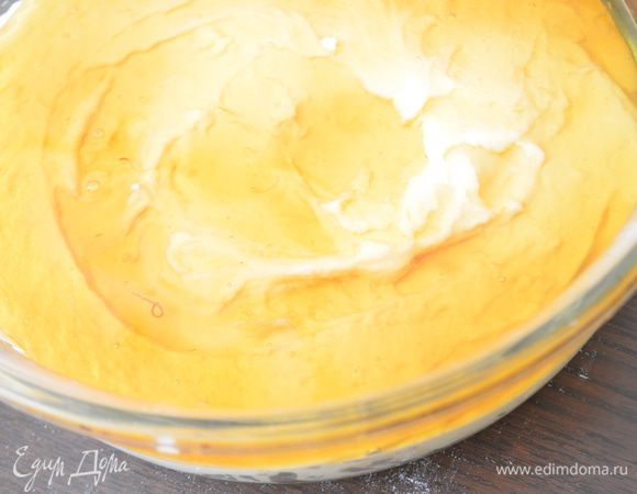 Он сам растечется и просочится вниз. Так и должно быть! Мед пропитает бисквит и будет невероятно вкусный корж!