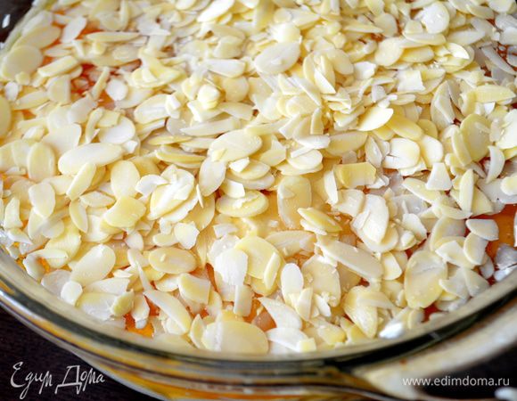 Сверху на мед раскладываем лепестки миндаля. Отправляем в духовку на 40 минут примерно при 180 гр. За тортом надо следить и изредка протыкать шпажкой. Верх зарумянится практически сразу - изза меда! если будет поджариваться сильно - накрыть фольгой, а то подгорит! 