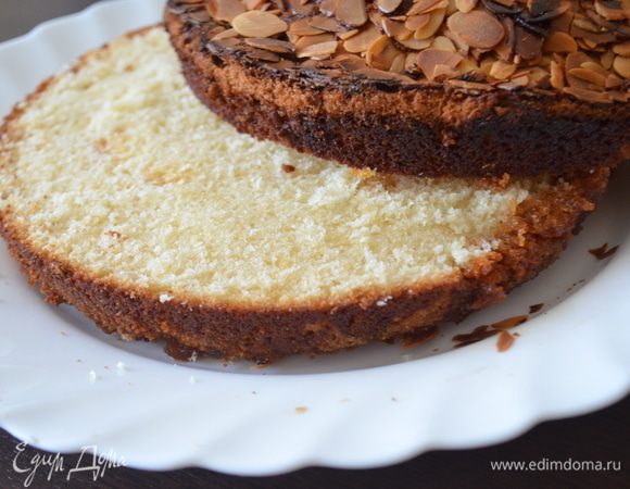 Разрезаем на 2 части - шикарная текстура! Не сухой и не мокрый! Пахнет чудесно! 