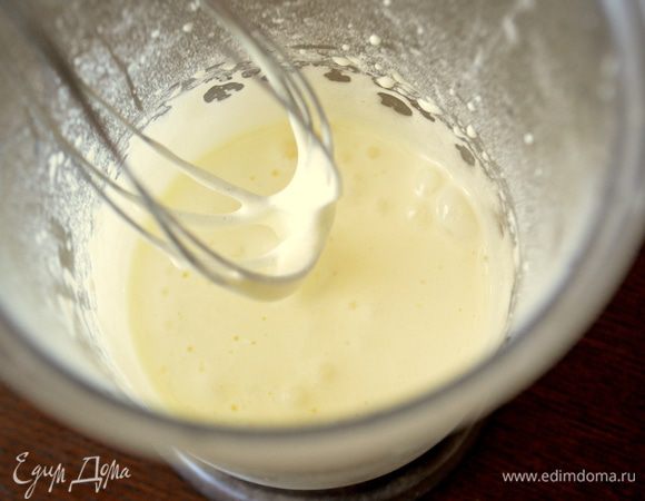 Корж остыл и мы делаем крем. Желтки взбить с пудрой и крахмалом в пышную белую массу.