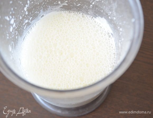 Влить молоко и миндальную эссенцию  и еще раз взбить.