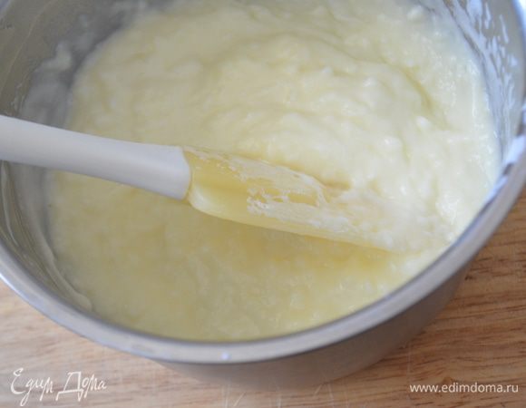 Ставим ковшик на средний огонь и при постоянном помешивании варим крем до загустения. Затем его надо полностью остудить, лучше накрыть пленкой при этом!