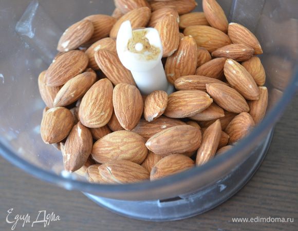 Миндаль для декора измельчить в блендере.