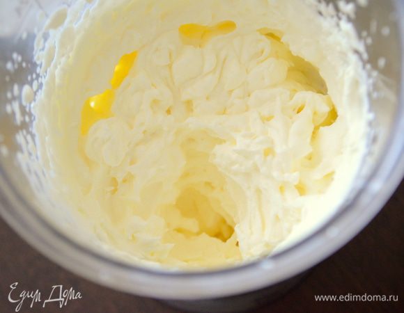 Очень холодные сливки взбить в крепкую плотную пену.