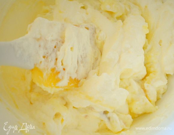 Аккуратно вводим сливки в остывший заварной крем.