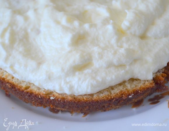 Обильно промазываем кремом один нижний корж. Оставить для боков. 