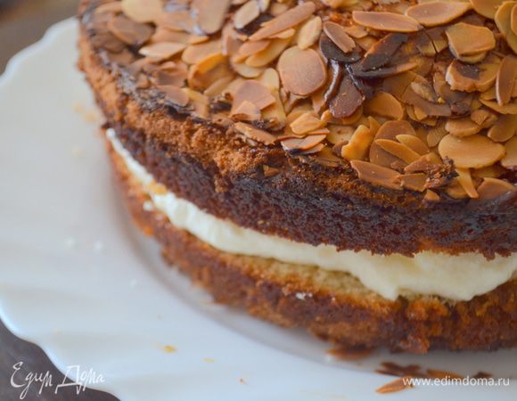 Накрываем вторым коржом - чтобы естественно миндаль был сверху, промазываем бока и обсыпаем рубленными орешками. 