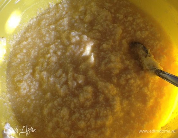 Маргарин перетереть со стаканом сахара до бела, добавляем сметану и 5 желтков, соду не гашеную. все перемешиваем до однородности.