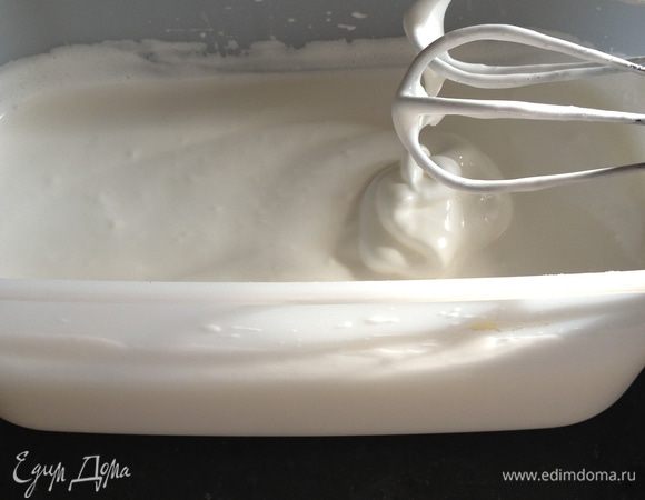 Взбиваем миксером белки со стаканом сахара до консистенции густой сметаны.
Аккуратно выкладываем массу на пласт теста так, чтобы почти его закрыть.