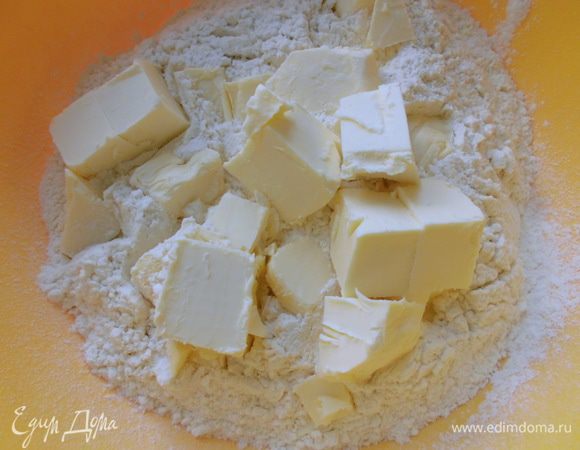Сливочное масло нарезать кубиками, добавить к муке. Порубить масло с мукой в мелкую крошку. 