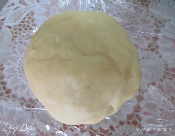 Добавить сливки (или молоко) и замесить тесто. Завернуть его в пищевую пленку и убрать в холодильник на 30 минут.