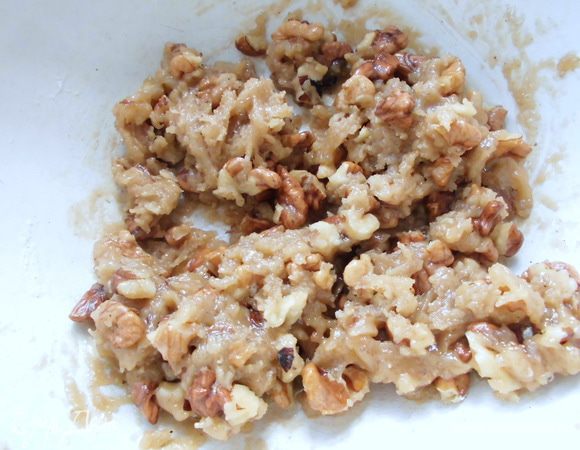 Для крошки: смешать муку с сахаром, орехами и корицей. На слабом огне растопить сливочное масло вместе с мёдом. Постепенно ввести жидкую смесь к мучной и перемешать. Это и будут наши крошки. Они очень вкусно пахнут корицей, мёдом и сливочным маслом! Убрать в холодильник, чтобы они схватились.