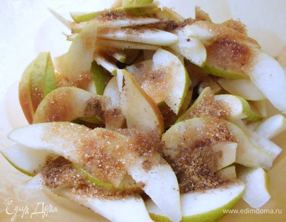 Присыпать их коричневым сахаром, корицей и полить лимонным соком. Тщательно перемешать. 