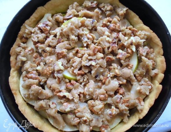 Достать крошку из холодильника. У меня она схватилась, поэтому я просто отщипывала небольшие кусочки и распределяла их на ломтиках груш. Вернуть пирог в духовку на 50-60 минут. Если верх будет пригорать, накрыть фольгой.