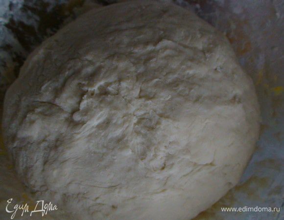 В муку с солью и сахаром (не берите сразу всю муку, начните, предположим, с 400 г) добавить кипящую воду. Постепенно добавляя понемногу муку, замесить тесто сначала ложкой, т.к. оно горячее, а потом хорошо вымесить руками (тесто может немного липнуть к рукам). Сахар в тесте придаст пельменям аппетитный золотистый вид. Дать тесту настояться в холодильнике (у меня 1 час).