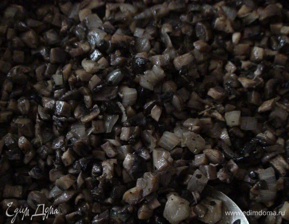 Грибы промыть, обсушить и мелко нарезать.
Лук почистить и тоже мелко порубить.
Пожарить грибы с луком на растительном масле до готовности, в конце добавив соль и перец (или специи).