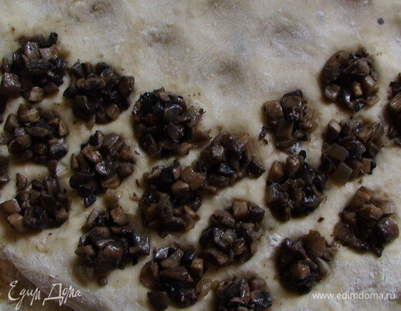 Слепить пельмени. Я использую для этой цели пельменницу - вы же можете просто раскатать тесто, вырезать стопочкой кружочки, положить на серединку начинку, накрыть сверху вторым кружочком и защипать края (или любым другим удобным для вас способом).