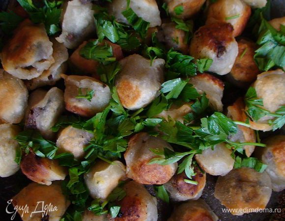 Обжарить пельмени на растительном масле со всех сторон до румяности примерно 5 мин. (зелень это я уже на готовые притрусила). Если хотите твердую корочку - крышкой не накрываете. Если хотите мягенькие - горячие пельмени накройте крышкой.