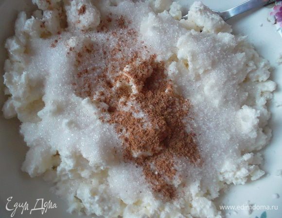 Творог смешать с сахаром и корицей, добавить яйцо и немного муки. Перемешать...