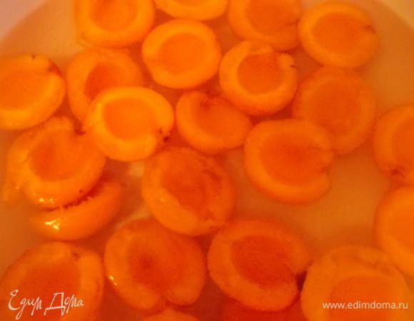 Абрикосы разделяем на половинки, кладем в сироп и даем повариться около 3-4 минут. Откидываем на сито и даем стечь сиропу...