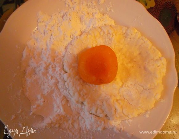 Из творожной массы формируем пирожок, в который заворачиваем половинку абрикоса...