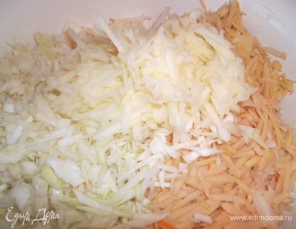 Яблоко также очистить и на терку, капусту нашинковать как можно тоньше и добавить к остальным овощам...