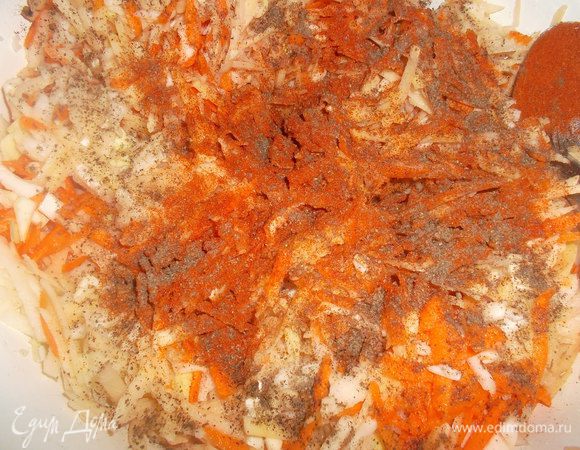 Добавить специи: черный и белый перец, паприка и имбирь...