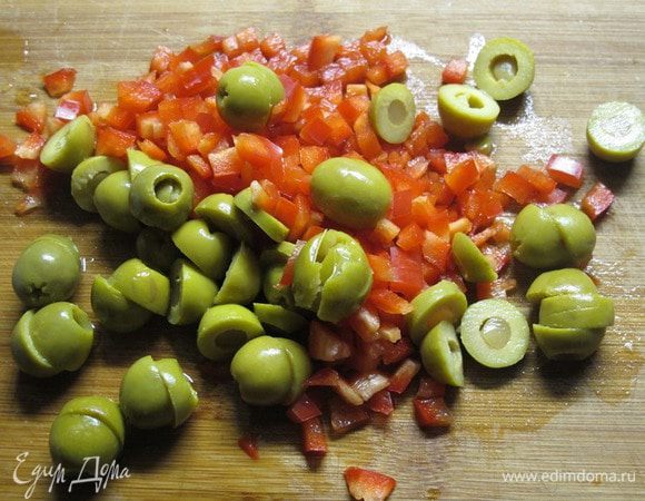 Почистить и мелко накрошить перец и оливки.