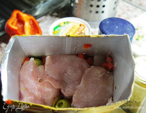 Нам нужен пакет из-под сока, внутри которого находится "металлическое" покрытие. Укладываем в него грудку, и смесь перца и маслин. Плотно утрамбовываем.