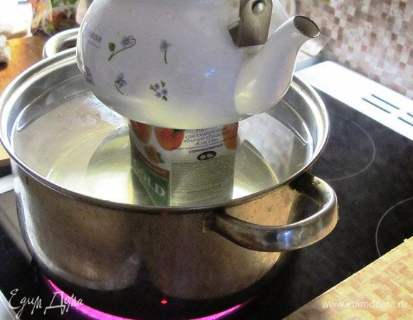 Ставим пакет в кастрюлю с кипящей водой так, чтобы вода была на одном уровне с мясом. Закрываем пакет, и ставим сверху небольшой груз. Варим примерно час при небольшом кипении воды. Затем вынимаем, остужаем и на ночь убираем в холодильник. 