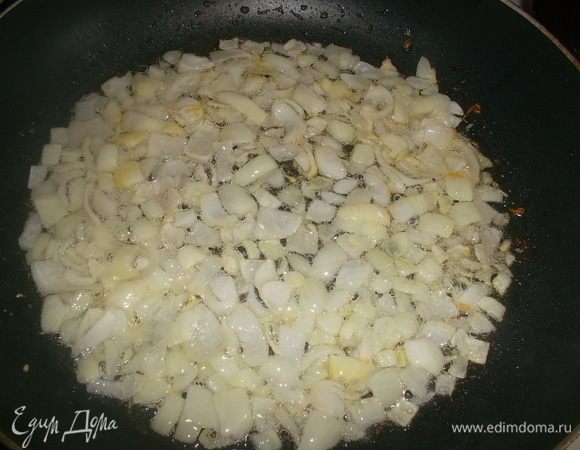 Обжариваем лук до прозрачности...