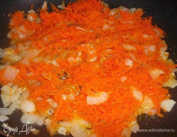 Добавляем к луку морковь и продолжаем обжаривать...