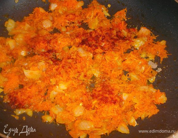 Добавляем специи: парика, куркума, красный и черный перец, имбирь. Солим...
