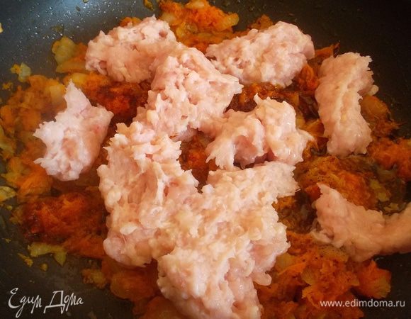 К овощам добавляем куриный фарш и обжариваем его, постоянно помешивая...