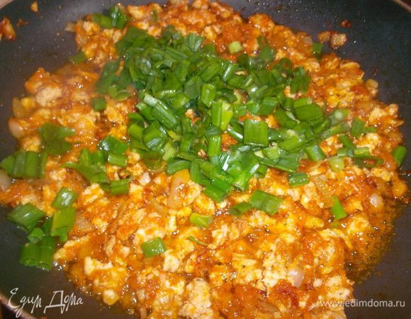 Когда все хорошо обжариться добавляем зеленый лук и еще немного тушим, чтобы лук не хрустел, но не поджарился...