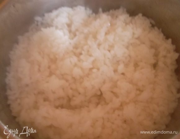 Отвариваем рис (абсолютно любой, по вкусу, у меня обычный белый рис)...