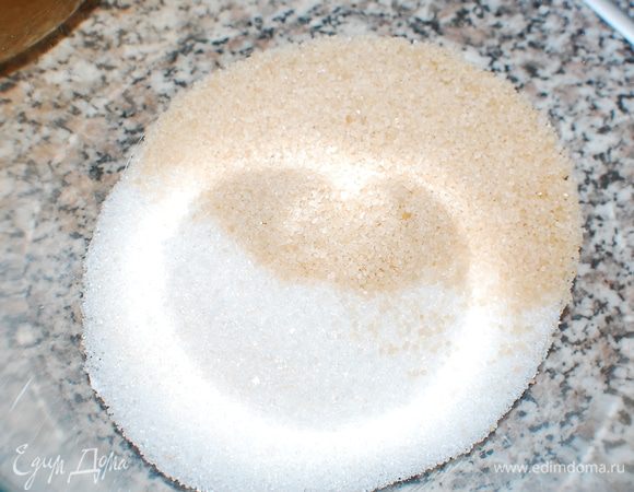 Масло тщательно  взбить с сахаром миксером.
Яйца взбить отдельно, добавить молоко.
 