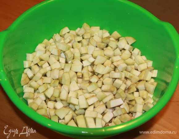 Порезать на небольшие кусочки-кубики. Замочить заготовку в воде с содой. Это поможет избавиться от горечи в баклажанах.