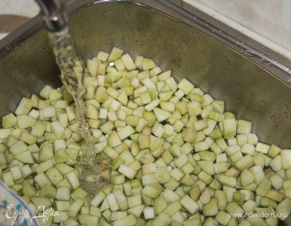 Через час воду слить, баклажаны промыть.