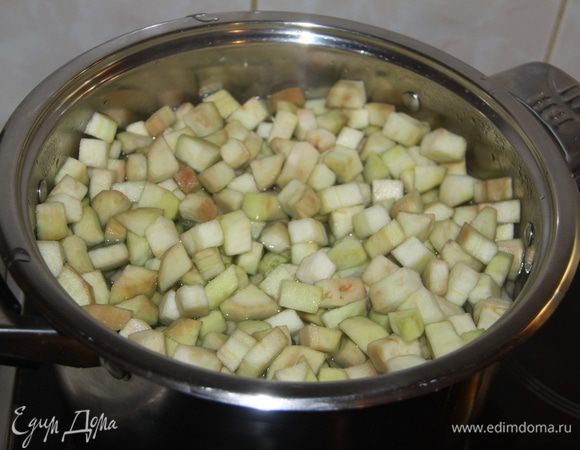 Отварить промытые баклажаны в течение 5-7 минут после закипания.