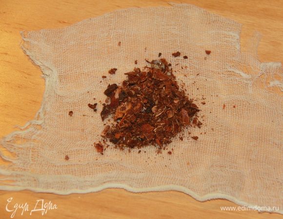 Специи растолочь, завязать в марлевый мешочек.