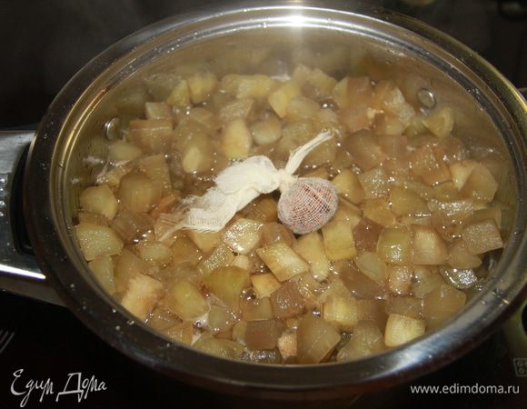 Положить баклажанные дольки в кипящий сироп, добавить специи в узелке, варить, помешивая, на среднем огне примерно час.