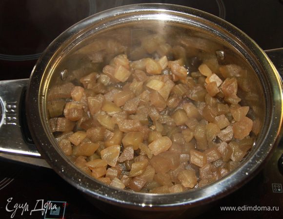 Баклажаны уваривать до выпаривания жидкости. К концу варки сиропа не остаётся. Лучше делать это не в глубокой кастрюле, а в широком сотейнике с не очень высокими бортиками.