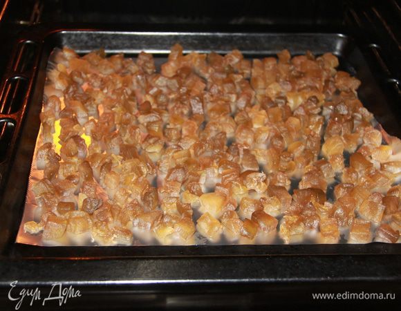 Цукаты подсушить на листе фольги в духовке при 80*С  в течение 3 часов, затем оставить цукаты в выключенной духовке до полного остывания. 