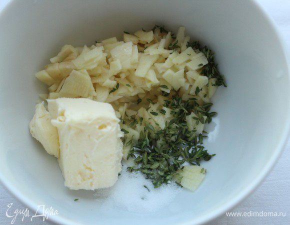 Чеснок мелко порубить или пропустить через пресс, растереть с солью и перцем, затем смешать с размягченным сливочным маслом и листиками тимьяна.